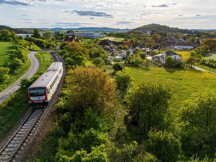 Na trati jezdí převážně osobní vlaky. Kdysi to byla nejkratší spojnice Prahy a Vídně.