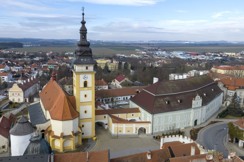 Dominantou Moravských Budějovic je zámek a kostel sv. Jiljí. Foto Roman Šulc.