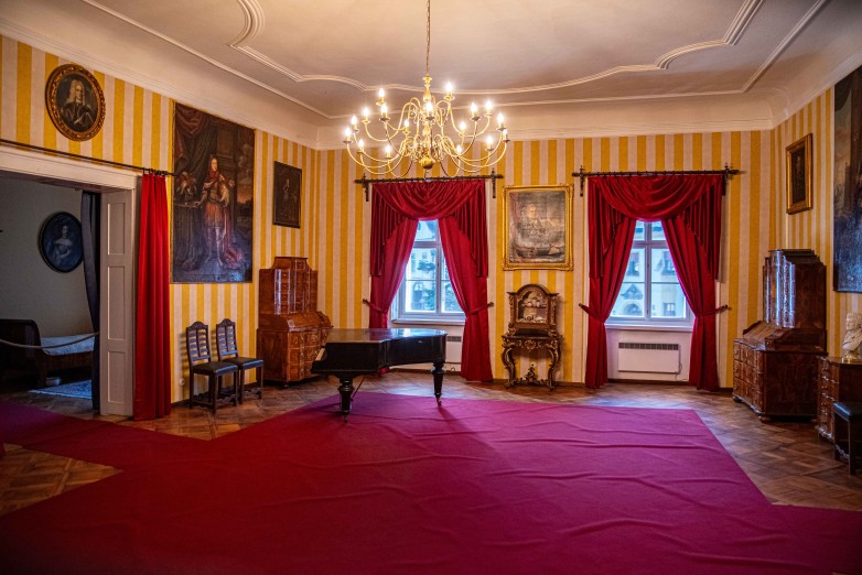Na zámku dnes sídlí muzeum, nechybí v něm ani zámecké interiéry. Foto Josef Skoumal.