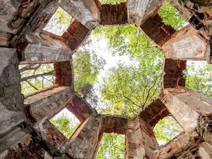 Za městem se nachází zřícenina kaple sv. Víta. Z Moravských Budějovic k ní vede zelená turistická zn