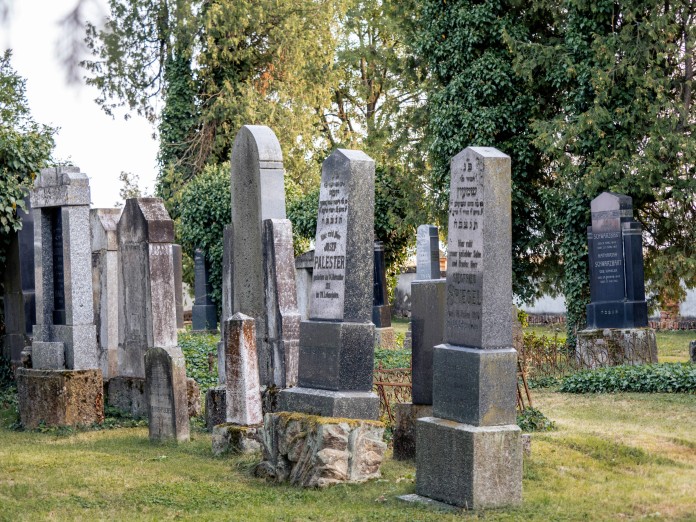 Jedinou připomínkou židovské komunity je hřbitov za městem. Foto Bára Jahodová.