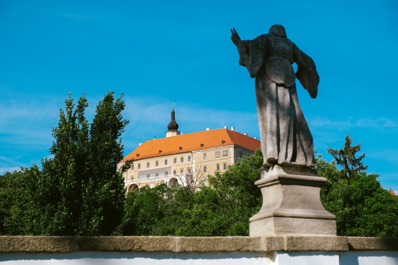 Dominantou Náměště nad Oslavou je renesanční zámek a most s barokními sochami. Foto Pavel Rybníček.