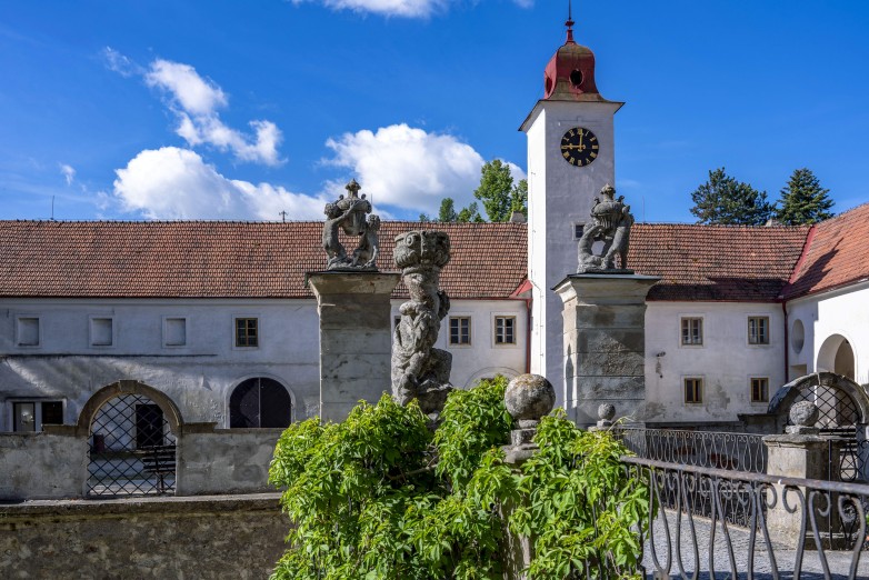 Nejen na zámku je bohatá sochařská výzdoba. Foto Roman Šulc.