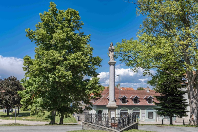Mariánský sloup  kostela je jednou z mnoha soch v Budišově. Foto Roman Šulc. .