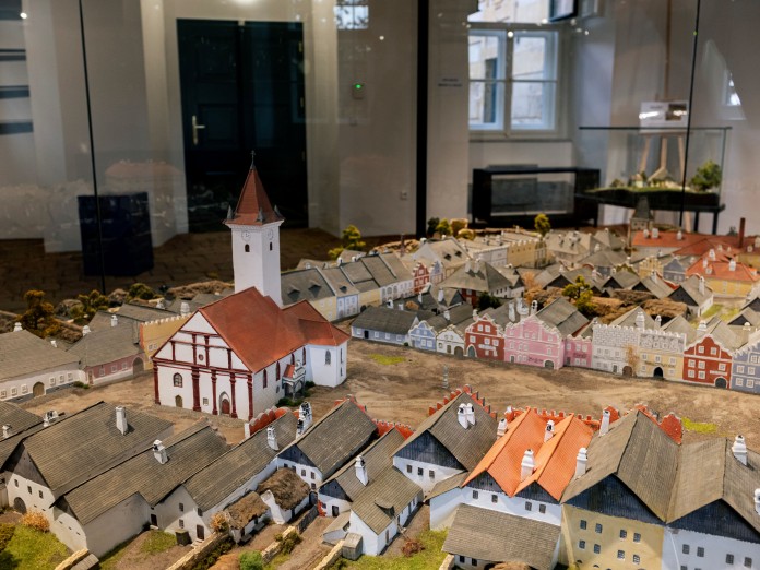 Hlavním lákadlem zámku je model s podobou Jemnice z roku 1835. Foto Bára Jahodová.