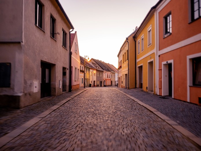 Ulice Jemnice si dodnes uchovaly středověký ráz. Foto Bára Jahodová.