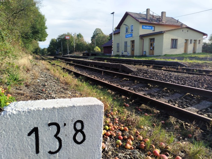 Výlet zahajte na vlakové zastávce v Rudíkově.