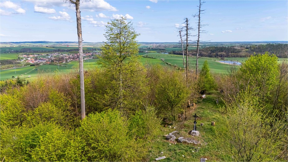 Z vrchu Tašky se otevírá hezký výhled na jihovýchod Třebíčska. Foto David Baštář.