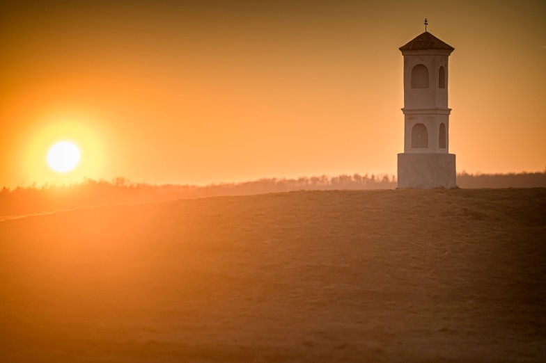 Nedílnou součástí panoramatu stepi je boží muka. Foto Vít Bláha.