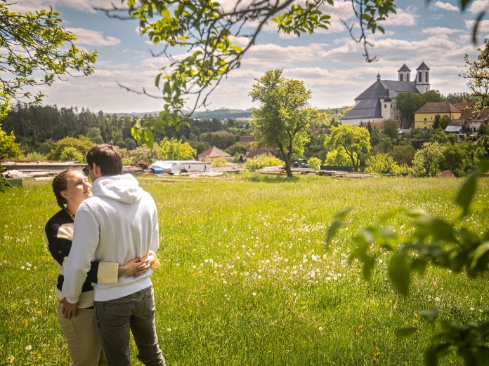 Zajímavostí přibyslavického kostela je druhý kostel sv. Anny, který se krčí za hlavním kostelem. Fot