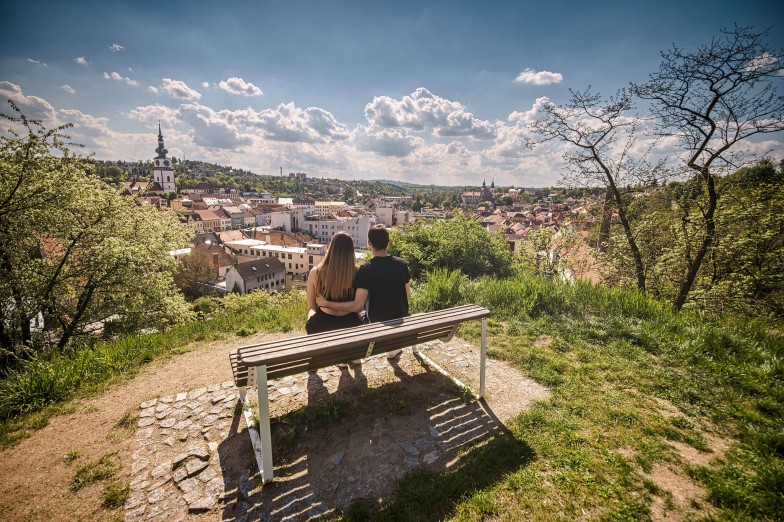 Z Hrádku uvidíte další místa vašeho výletu po Třebíči, věž, vodojem a větrný mlýn. Foto Vít Bláha.