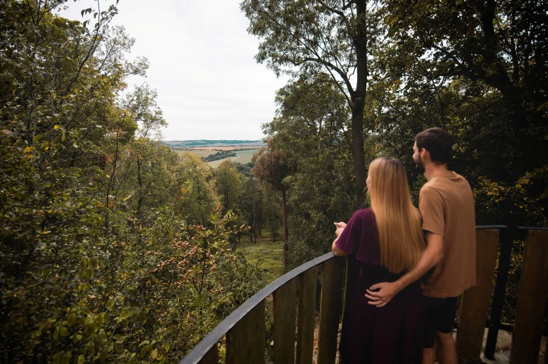 Z valů kolem hradu se otevírají hezké výhledy do okolí. Foto Vít Bláha.
