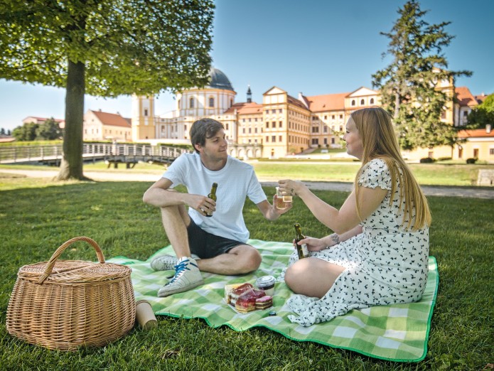 V zámeckém parku v Jaroměřicích nad Rokytnou si můžete dopřát piknik. Foto Vít Bláha.