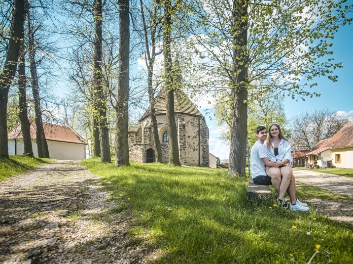 U kostela sv. Víta roste také kapristánská lípa, opředená řadou pověstí. Foto Vít Bláha.