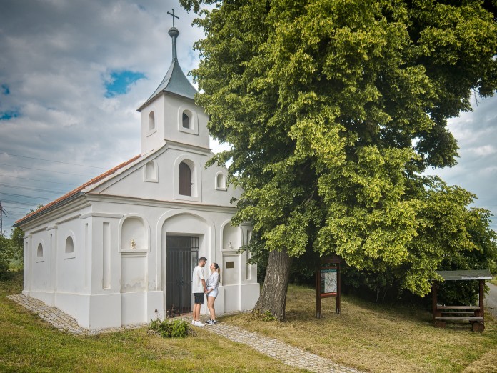 V bývalých Skryjích je kromě kaple ještě památník obětem 1. světové války. Foto Vít Bláha.