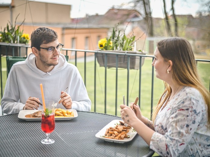 V Hřebíkovně můžete posedět uvnitř i venku. Foto Vít Bláha.