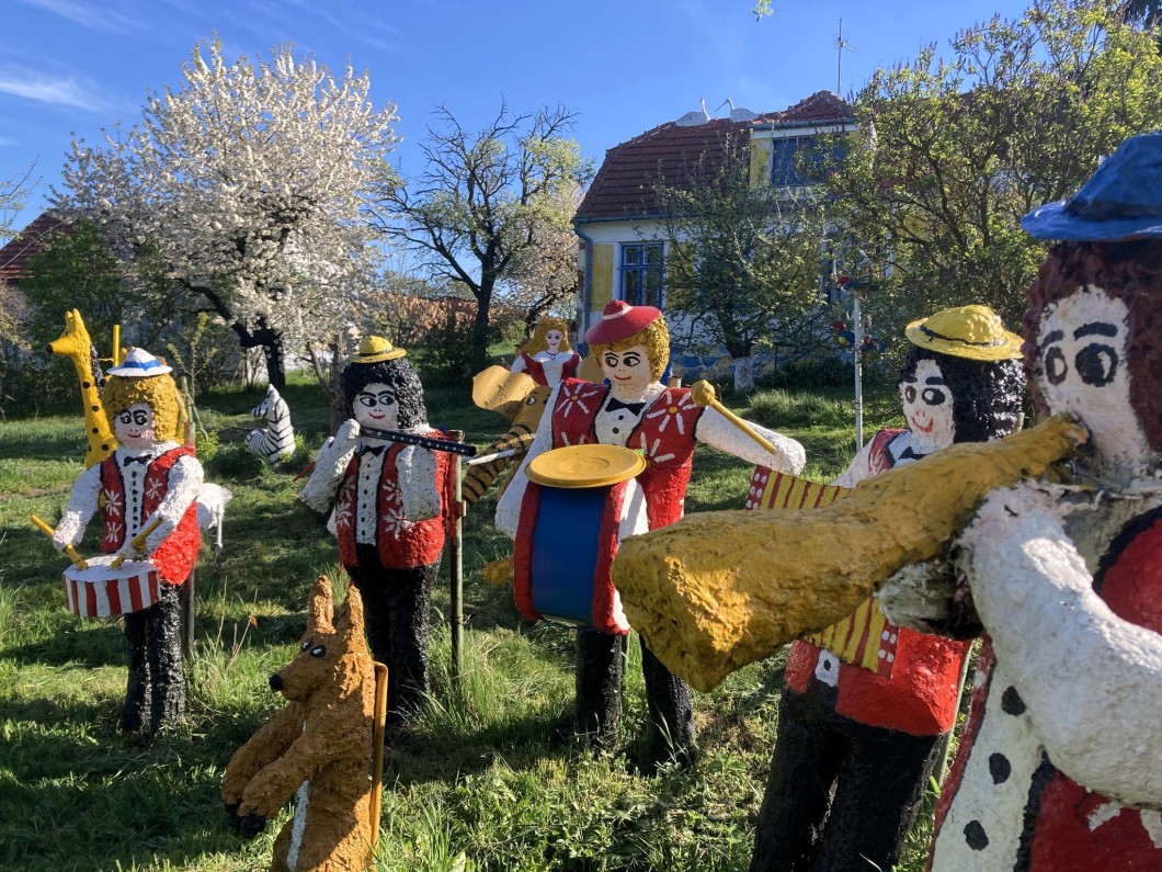 Umělecké safari v Biskupicích: Fantazie z betonu láká k výletu