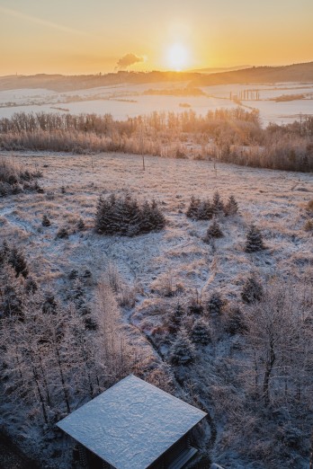 2. místo amatérský fotograf Barbora Jahodová - První sníh při východu slunce na Pekelňáku