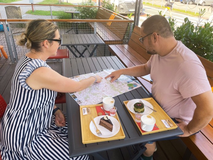 Turistická mapa je k dostání v informačních centrech a na dalších místech.