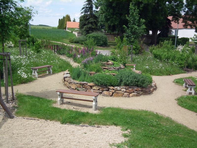 Odpočinková zóna v obci Lukov - ukázková přírodní zahrada