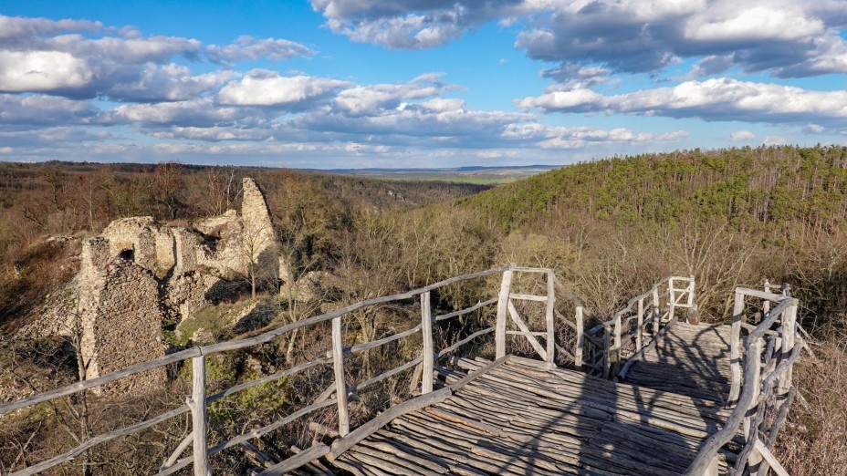 Zřícenina hradu Templštejn z předhradí