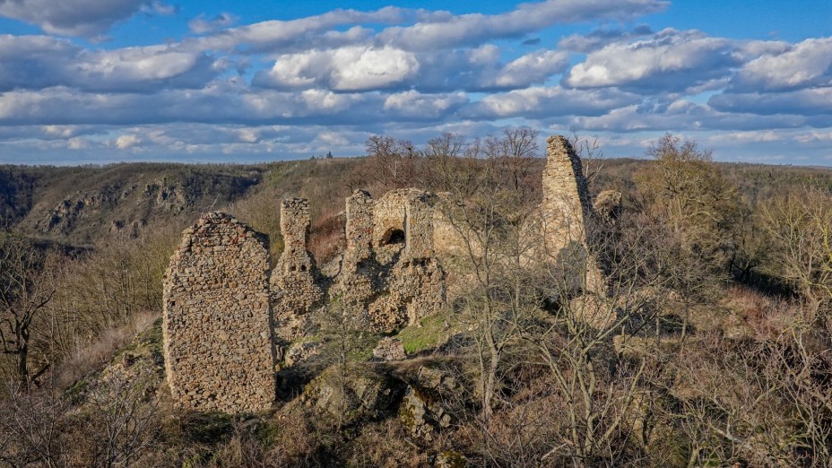 Zřícenina hradu Templštejn nad údolím řeky Jihlavy