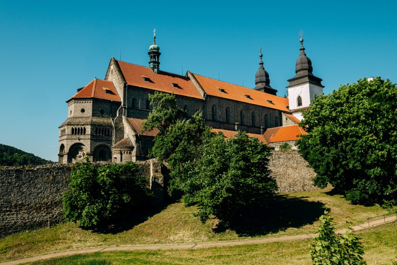 Bazilika z prostoru příkopu