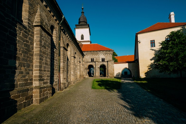 Vstup do baziliky s portálem chrání předsíň