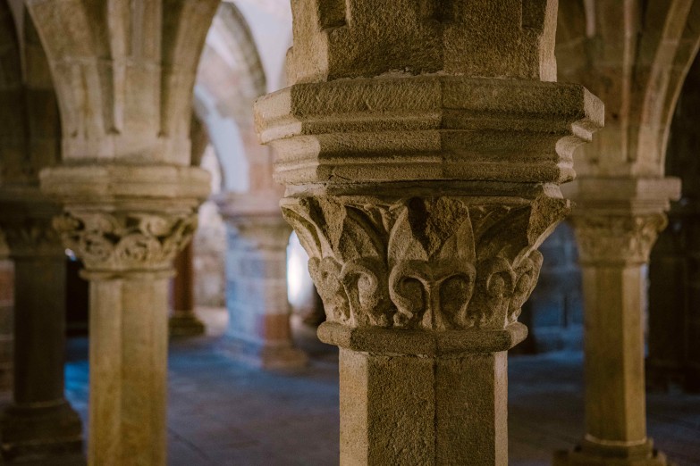Detail hlavice nesoucí klenbu krypty
