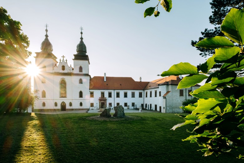 Bazilika se zámkem, původním klášterem, ze zámeckého parku.