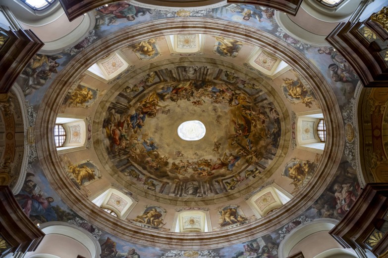 Kopuli chrámu zdobí centrální freska o ploše 450m2. Foto Roman Šulc.