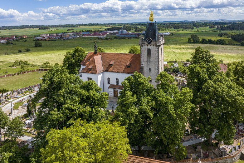 Kostel v Budišově je dominantou širokého okolí. Foto Roman Šulc.