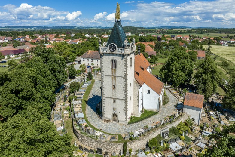 Věž u kostela slouží jako vyhlídka. Foto Roman Šulc.