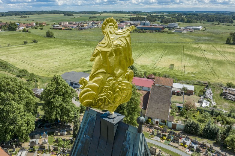 Na střeše kostela je největší otočná korouhev v Česku. Foto Roman Šulc.