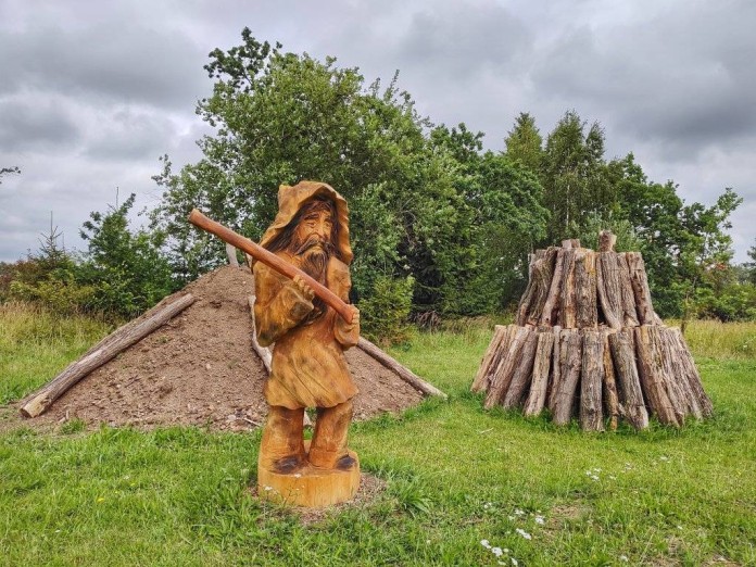 Na stezce se děti seznámí také s prací uhlíře. Foto Roman Bednář.