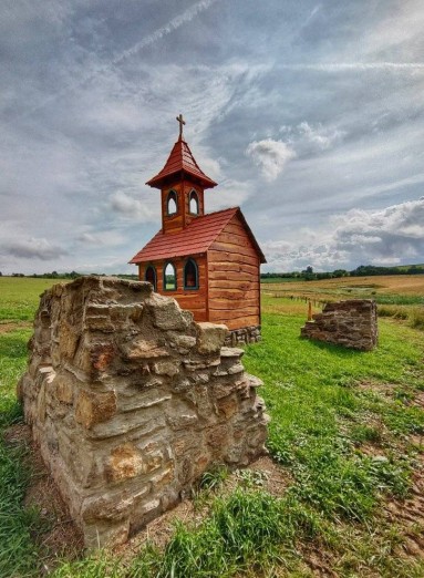 Na stezce je také malá kaplička. Foto Roman Bednář.