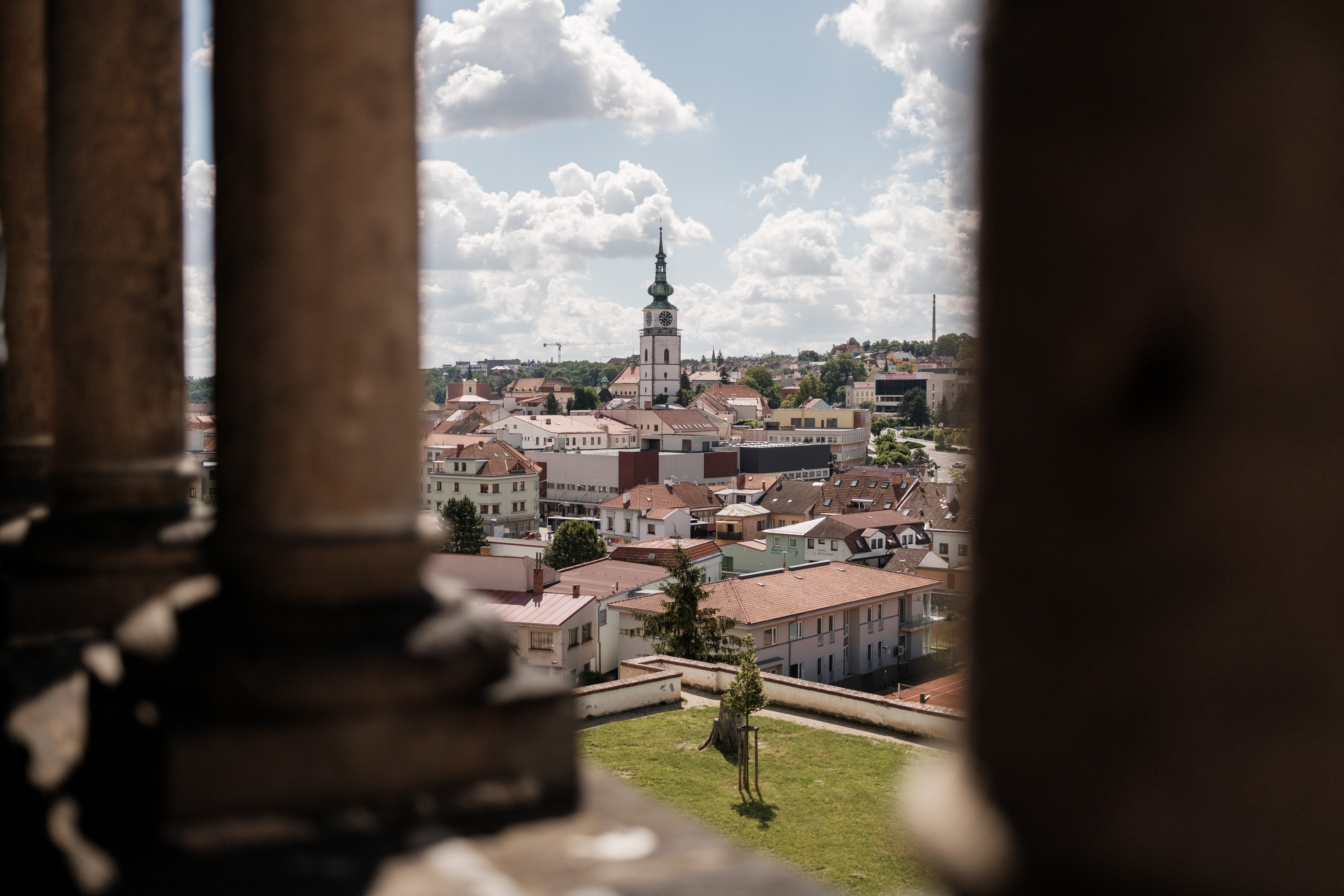 Netypický pohled na Třebíč se otevírá z trpasličí galerie baziliky sv. Prokopa v Třebíči. Foto Barbora Jahodová.