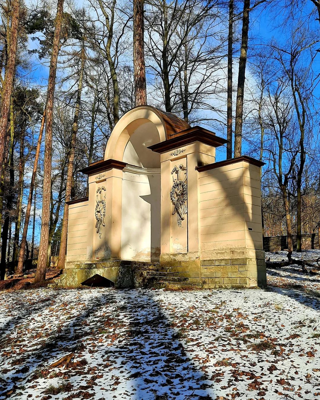 Obora v Jinošově je upravený krajinářský park s drobnými stavbami.