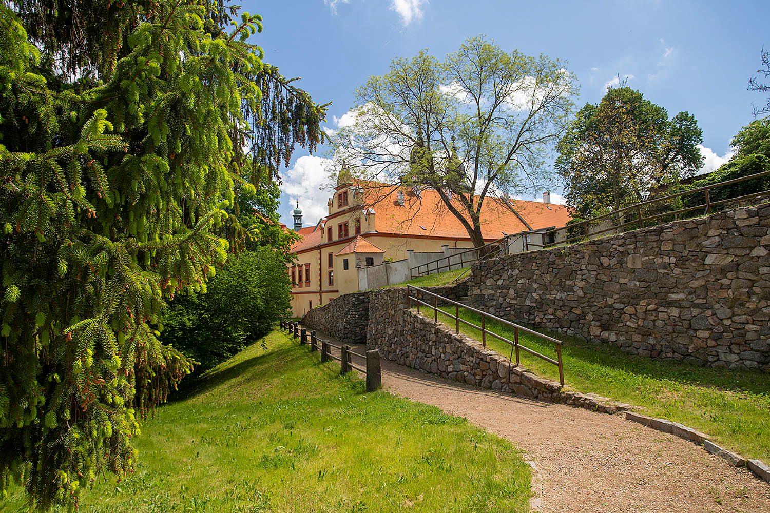 Zámecké příkopy jsou připomínkou opevnění kláštera. 
