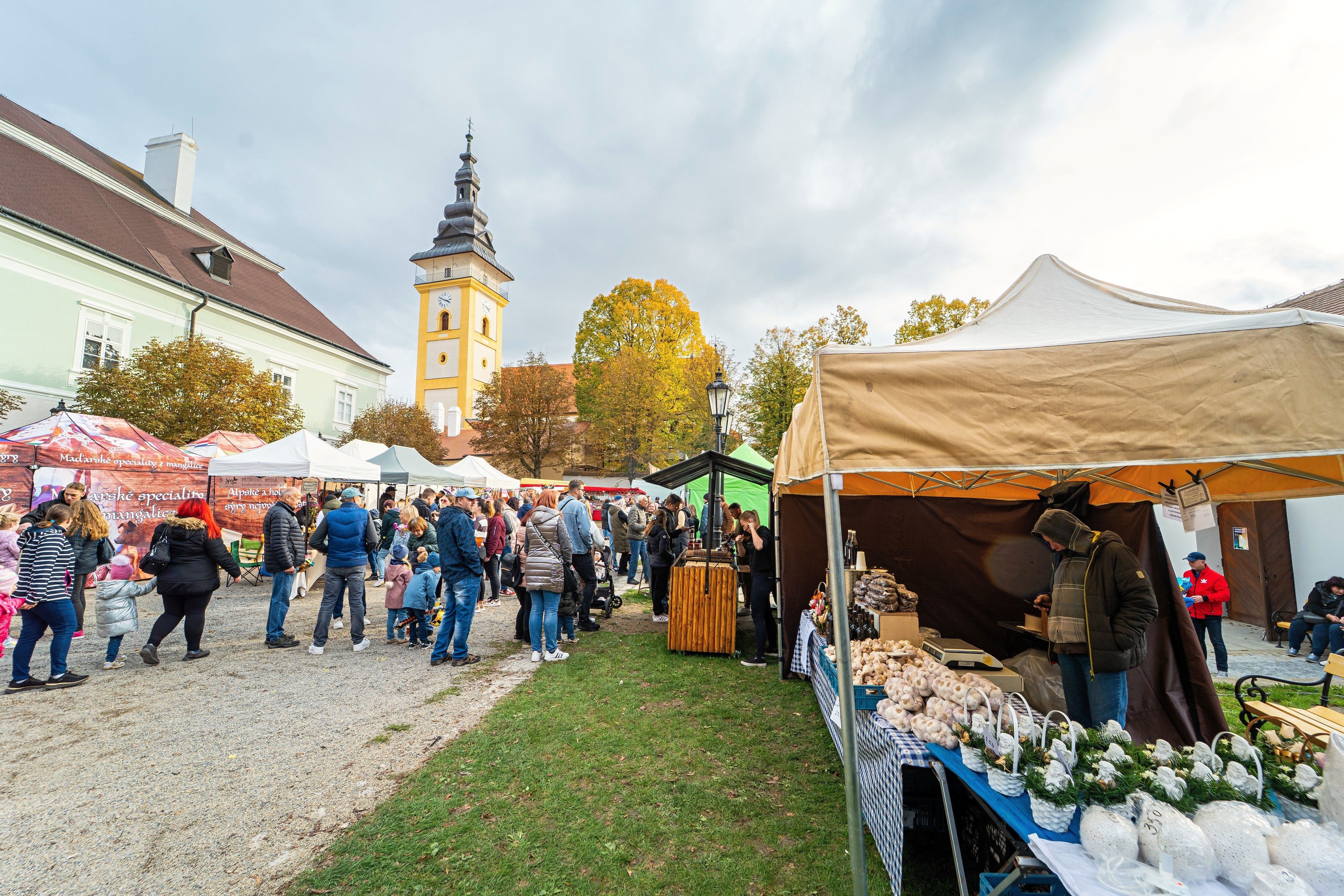 V sobotu i neděli budou na zámeckém nádvoří a Purcnerově ulici probíhat trhy. Foto David Baštář. 