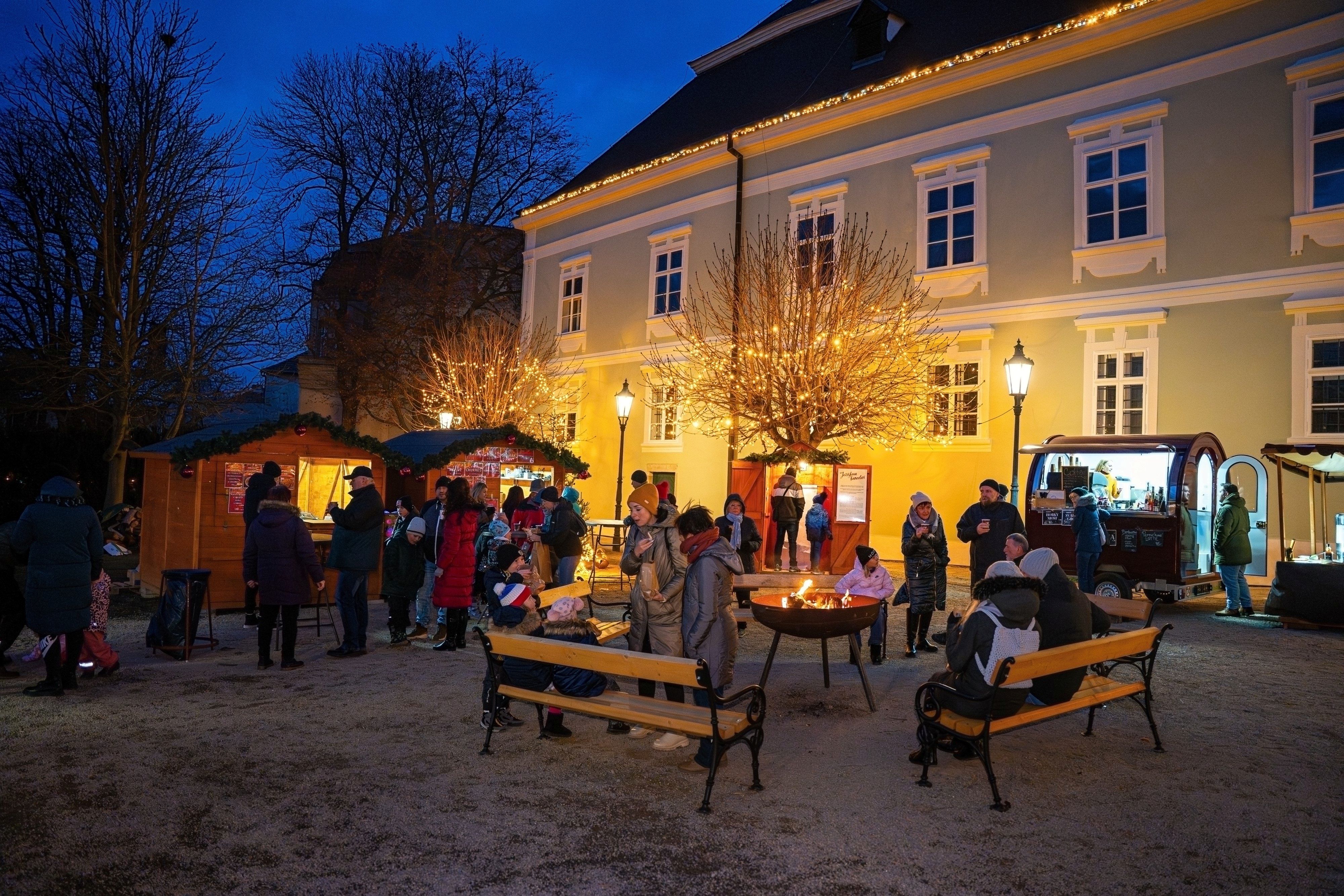 Adventní a vánoční jarmarky pokračují po celé Vysočině. Adventní a vánoční jarmarky pokračují po celé Vysočině.