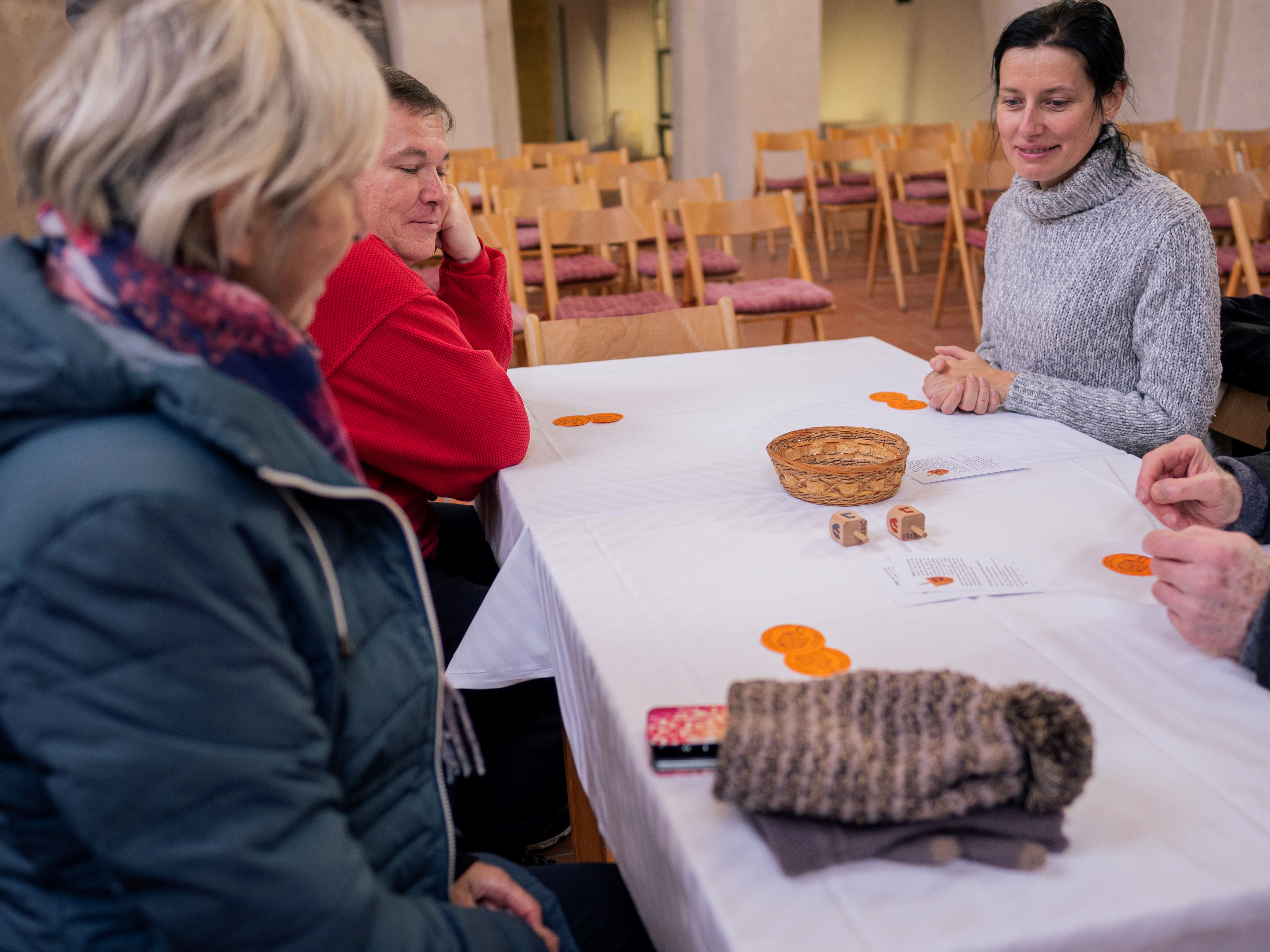 Během oslav svátku Chanuka v Třebíči si můžete zahrát také s drejdlem. 