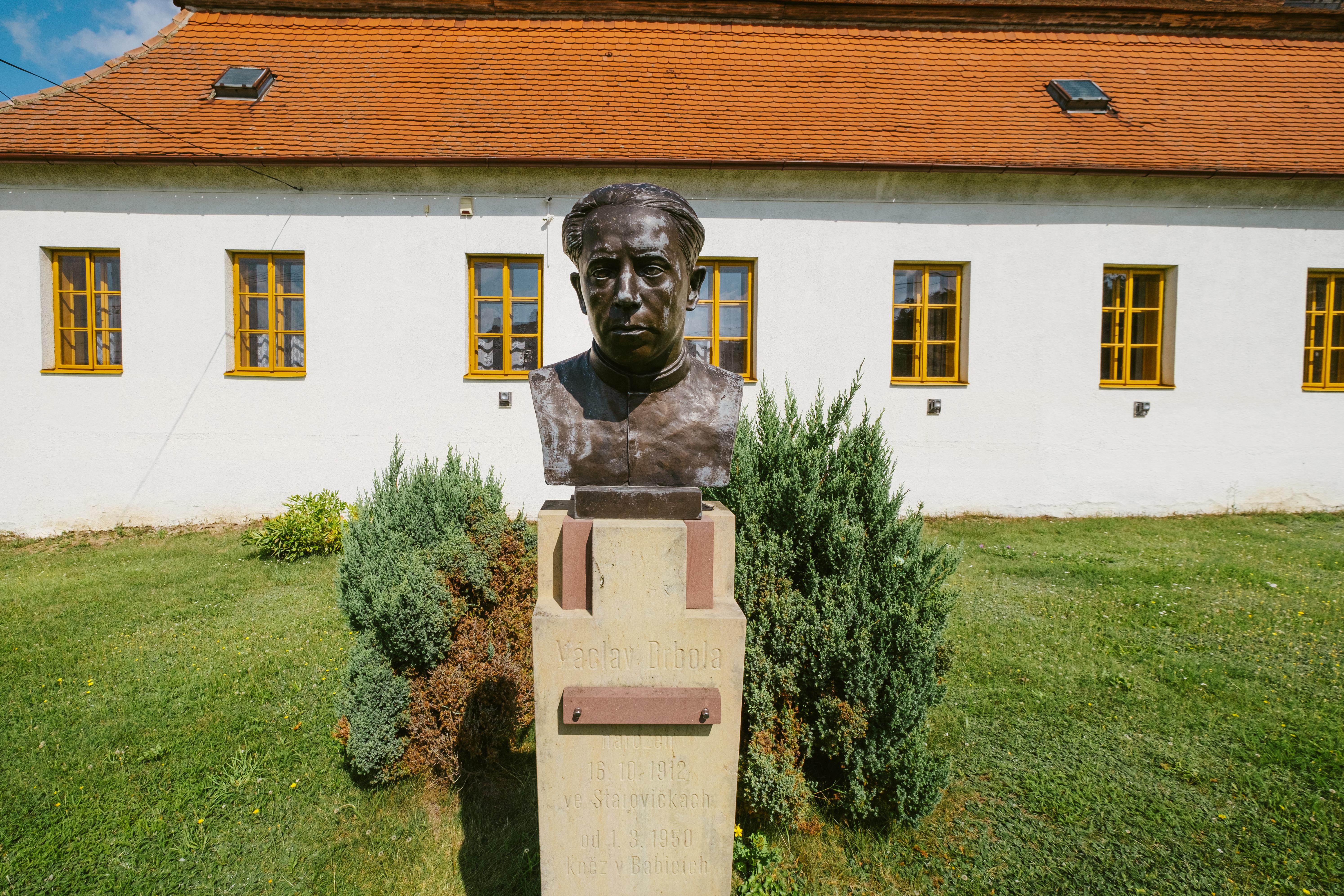 Před farou v Babicích je umístěna busta Václava Drboly. Foto Pavel Rybníček.  Před farou v Babicích je umístěna busta Václava Drboly. Foto Pavel Rybníček.