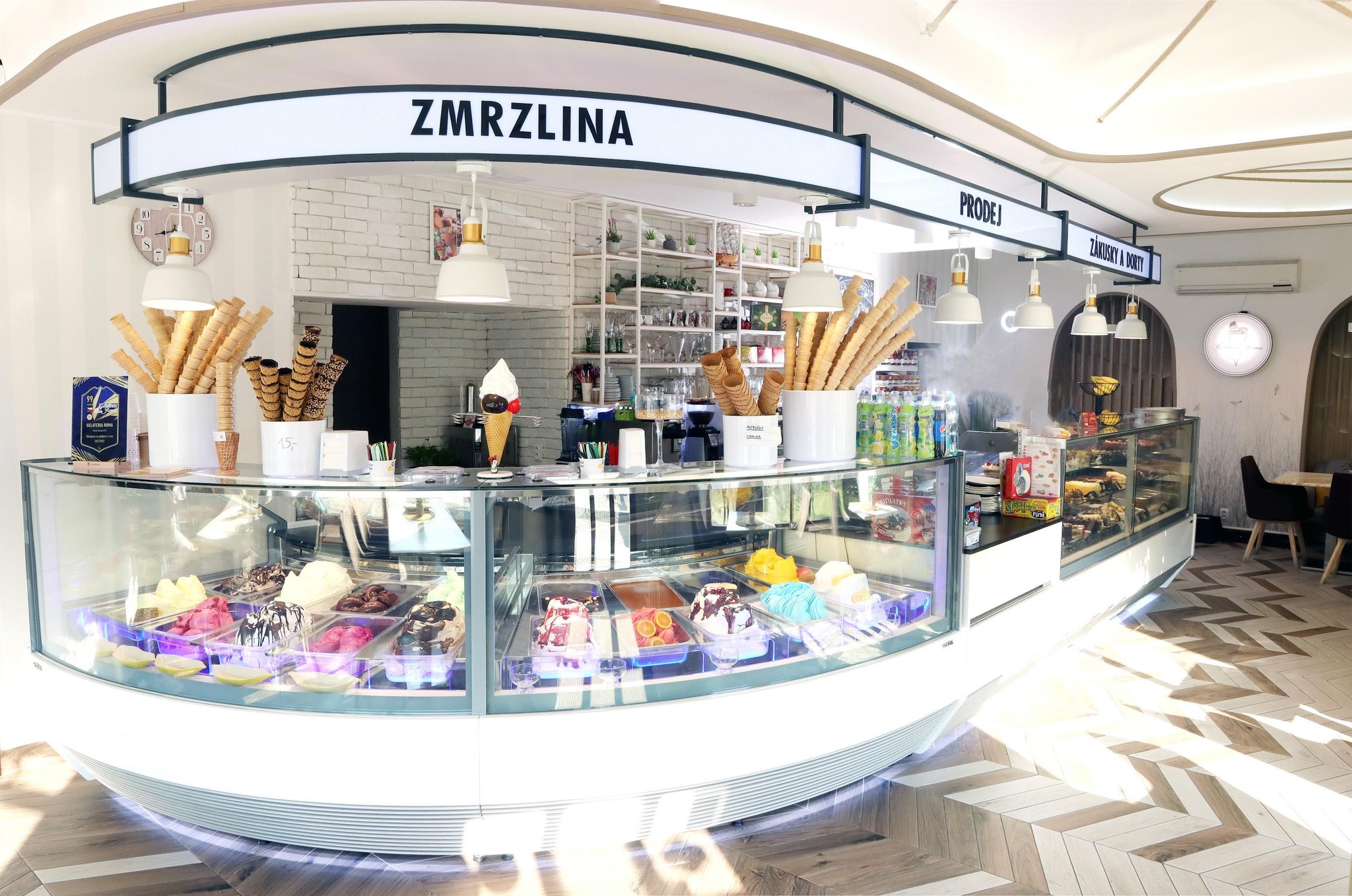 Gelateria Roma v Třebíči má skvělé zákusky a řemeslnou i točenou zmrzlinu. 