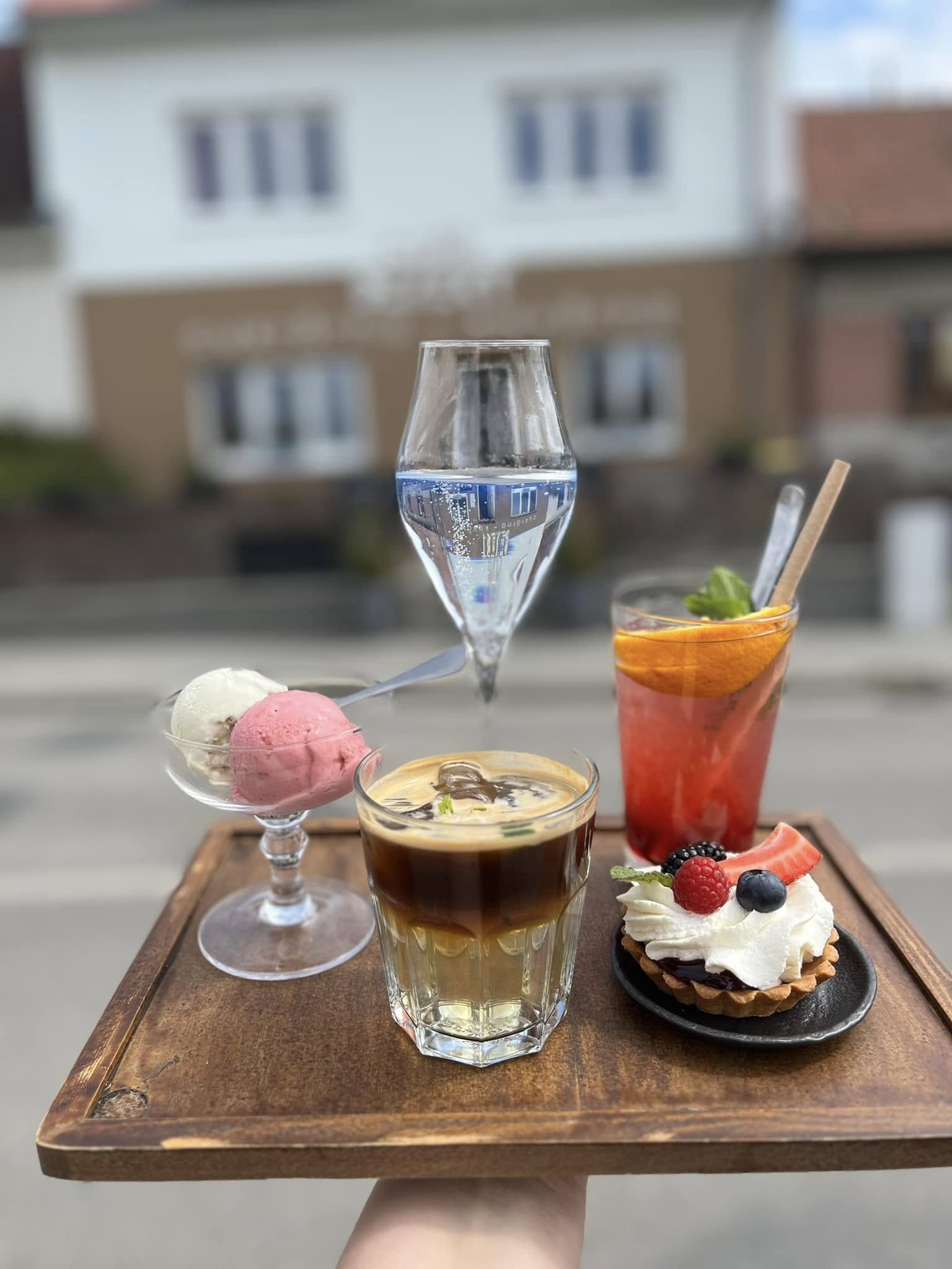 Café dezert v Okříškách najdete také v průvodci Lukáše Hejlíka. 