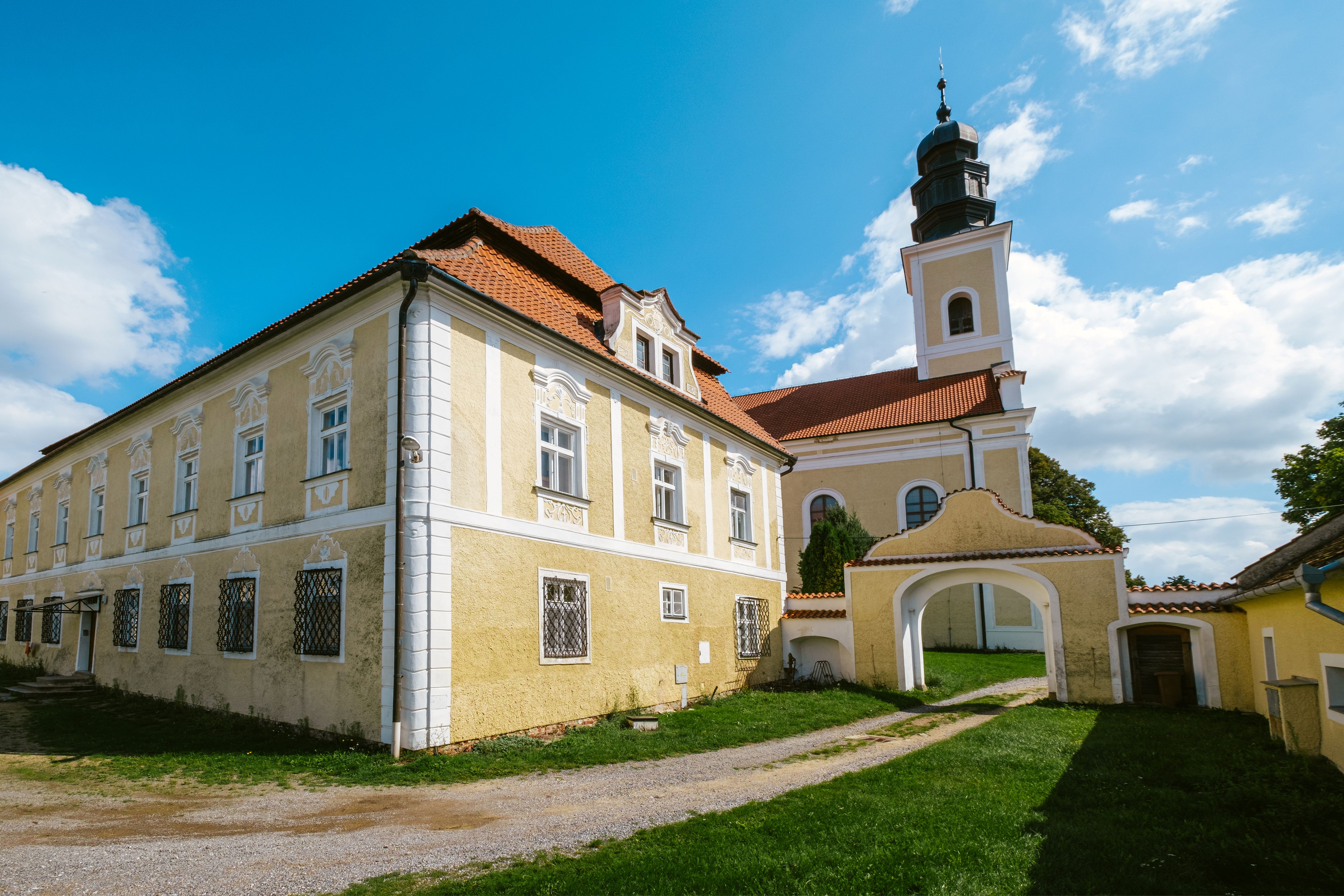 Kostel, fara a zemědělské budovy tvoří cenný historický areál. Foto Pavel Rybníček.