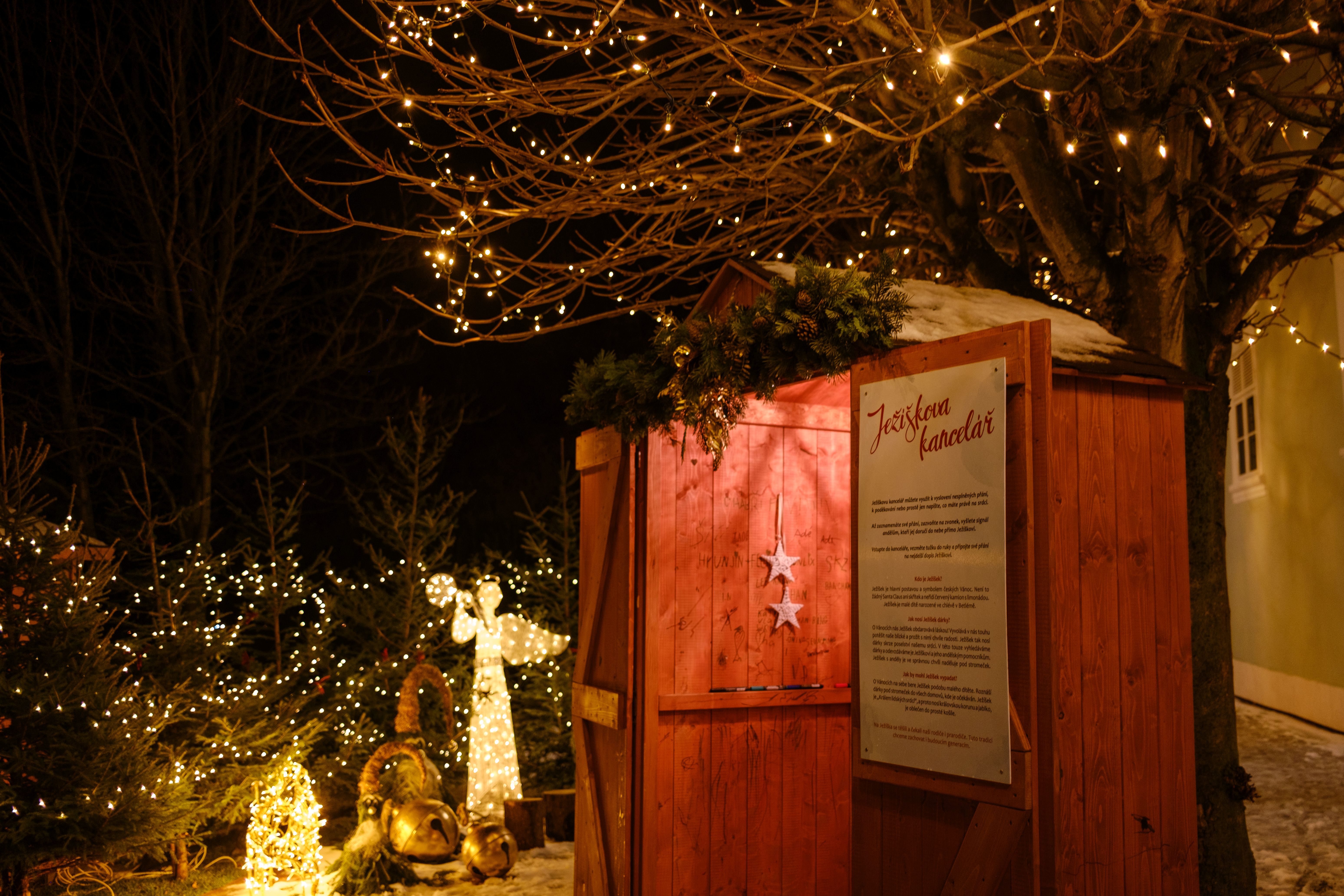 V Moravských Budějovicích najdou zájemci na nádvoří zámku Ježíškovu kancelář. V Moravských Budějovicích najdou zájemci na nádvoří zámku Ježíškovu kancelář.