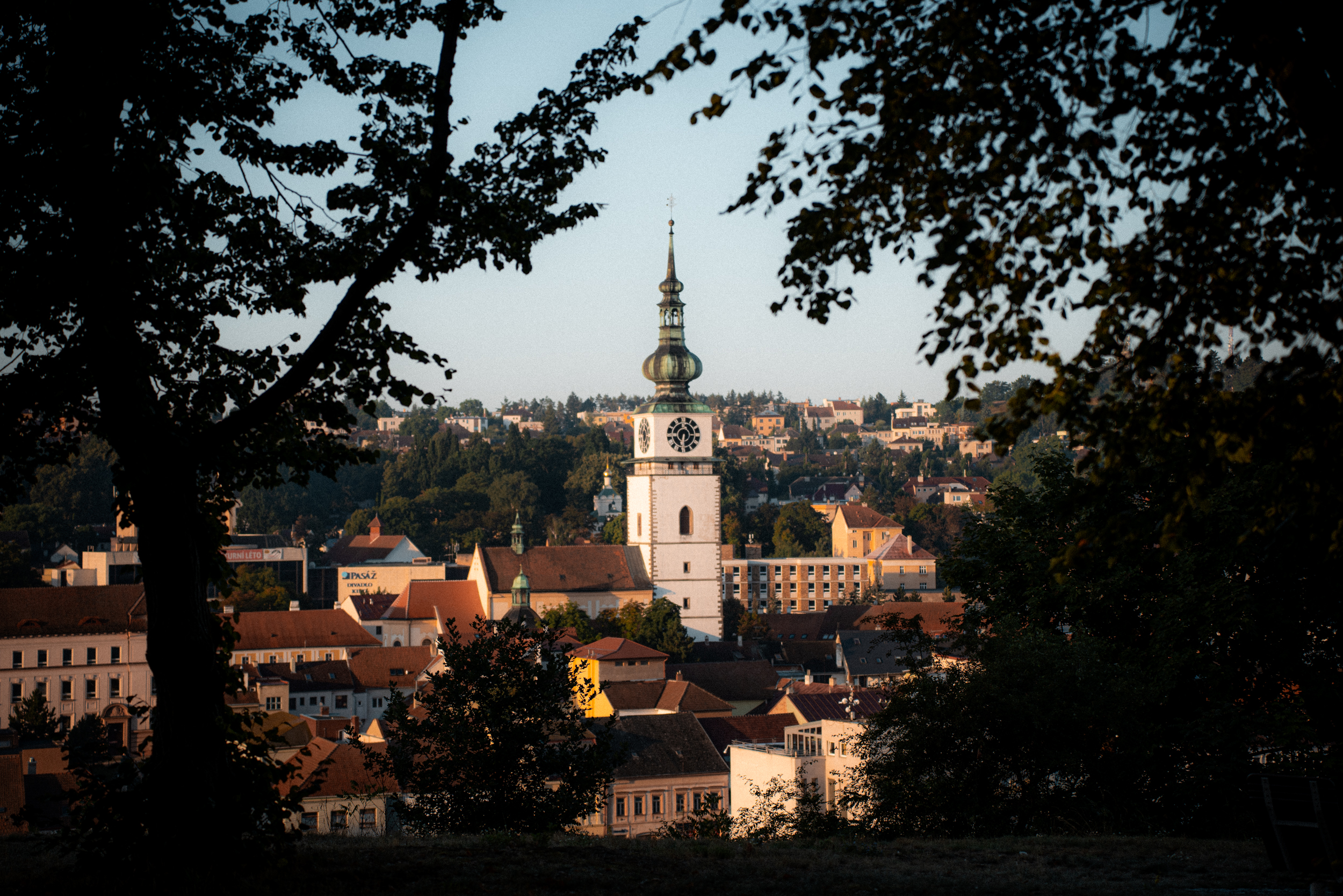 Jednou z dominant Třebíče je městská věž. Využijte společnou vstupenku na věž, vodojem a větrný mlýn. Foto Adam Kubíček. 