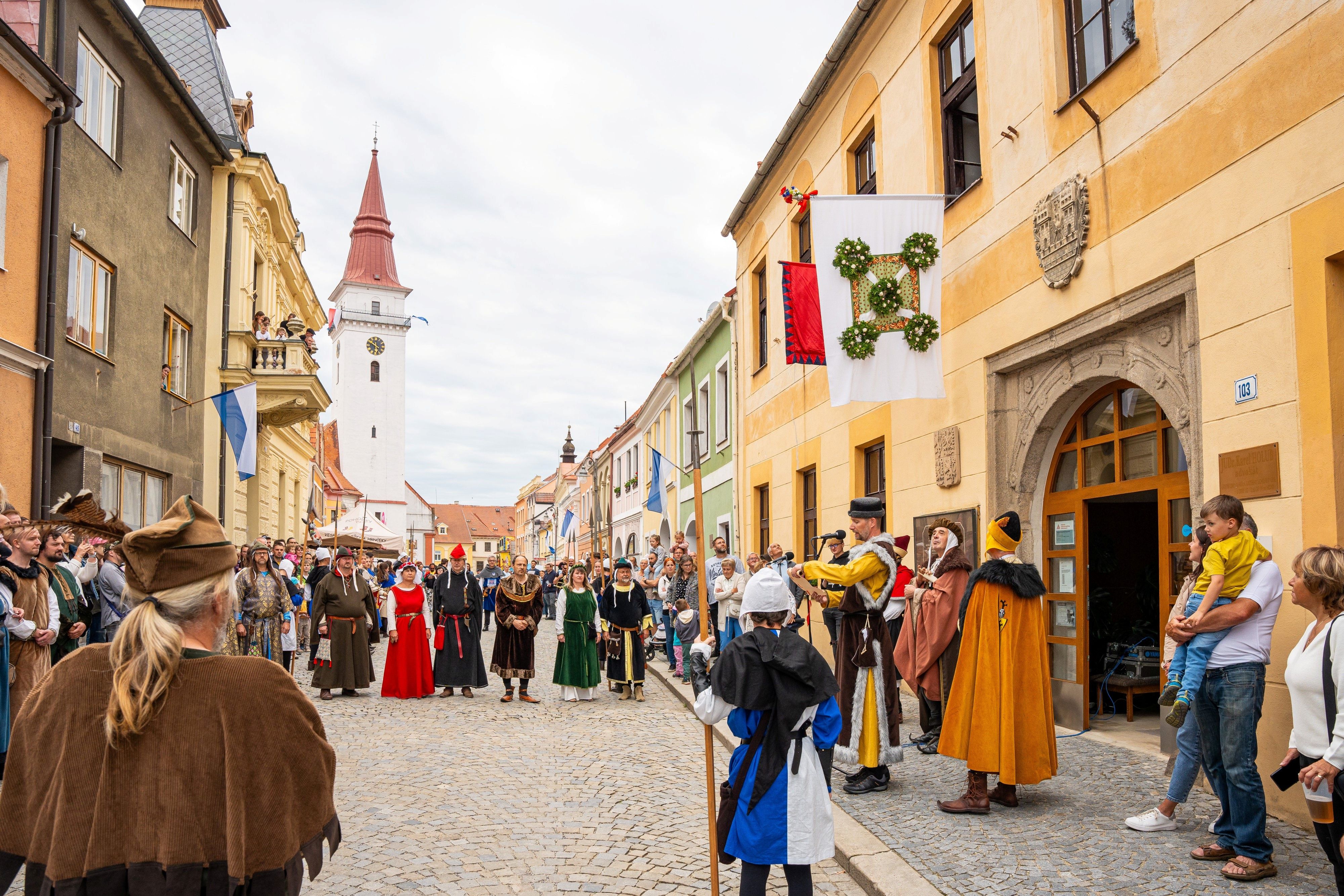 Slavnost Barchan začíná vždy v pátek odpoledne vyvěšením praporu. Foto David Baštář. 