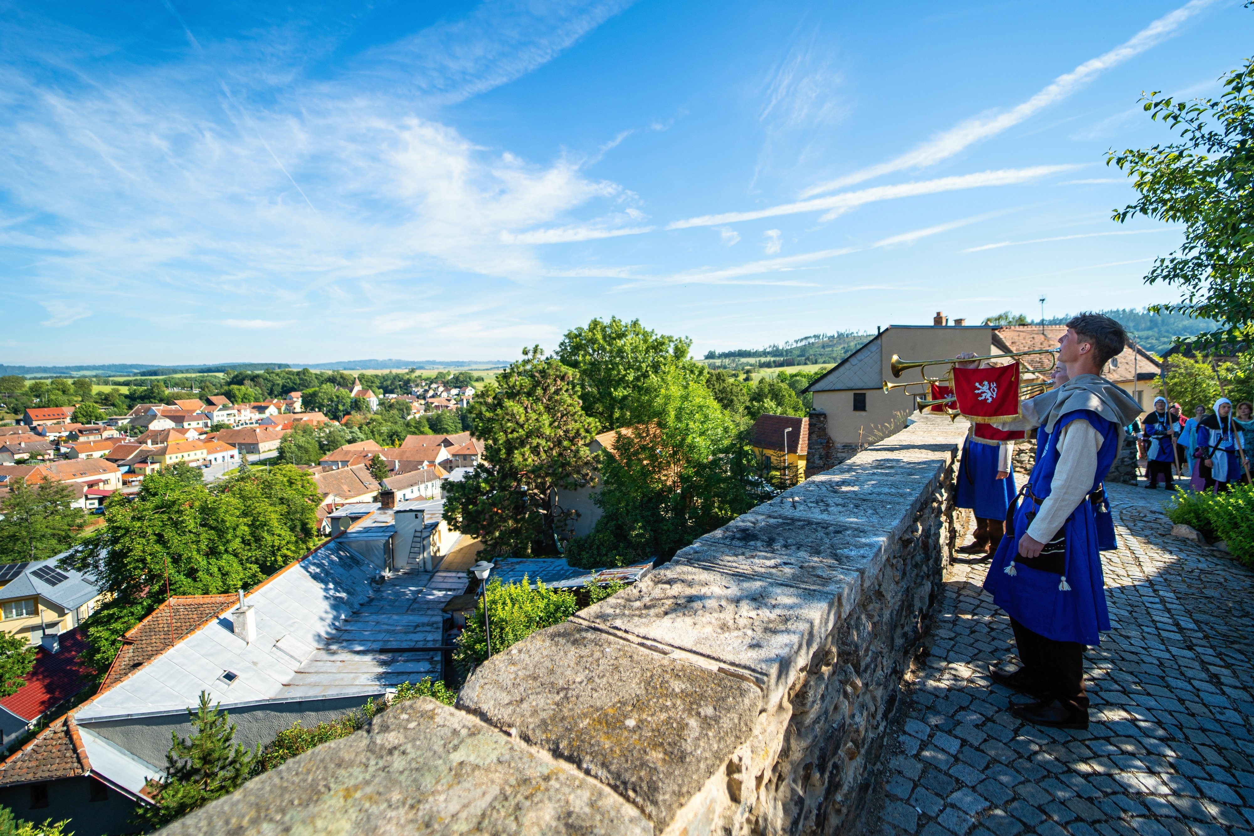 V sobotu ráno budí Jemnické bubeníci na hradbách. Foto David Baštář. 